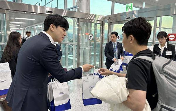 30일 부산 김해국제공항 국제선 청사에서 신규 취항한 부산~발리 노선 항공편 첫 고객이 승무원으로부터 기념품을 받고 있다.  김동하 기자