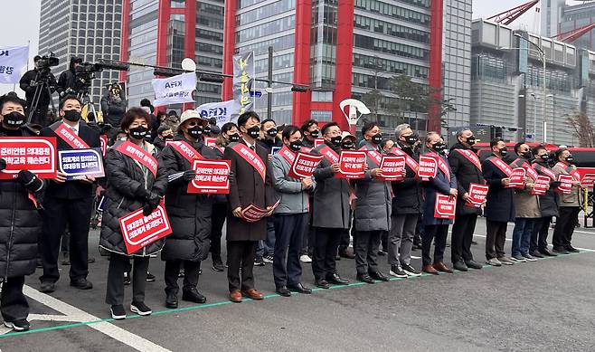 Doctors protest the government's planned drastic medical school admissions quota hike in Yeouido, western Seoul, March 3. (Park Jun-hee/The Korea Herald)