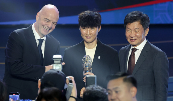 Korean U-20 women's national team manager Park Youn-jeong, center, poses with FIFA President Gianni Infantino, left, and Korea Football Association President Chung Mong-gyu with the AFC Women’s Coach of the Year award at Kyung Hee University in eastern Seoul on Tuesday. [NEWS1]