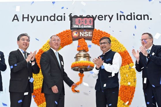 From left: Hyundai Motor CEO Chang Jae-hoon, Hyundai Motor Group Executive Chair Euisun Chung, and NSE CEO Ashishkumar Chauhan during a bell-ringing ceremony celebrating Hyundai Motor India's initial public offering in Mumbai, Tuesday. [HYUNDAI MOTOR]