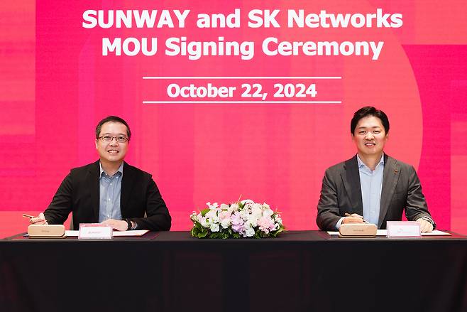 SK Networks President Choi Sung-hwan, right, and Evan Cheah, Sunway Group’s CEO of digital and strategic investments, attend the two companies' signing ceremony on Oct. 22. [SK NETWORKS]