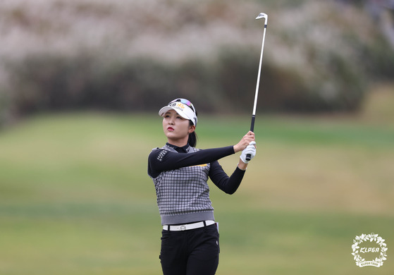 Lee Ye-won hits a shot during the Dukshin EPC-Seoul Economics Ladies Classic at the 88 Country Club in Yongin, Gyeonggi on Saturday. [YONHAP]