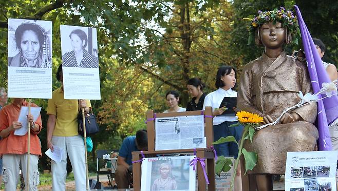 Members from women's organizations picket in front of the Statue of Peace in Berlin, Germany in August. [YONHAP]