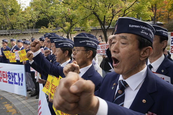 Members of the Korean Veterans Association denounce North Korea's deployment of troops to Russia near the Russian Embassy in Seoul on Monday. [AP/YONHAP]