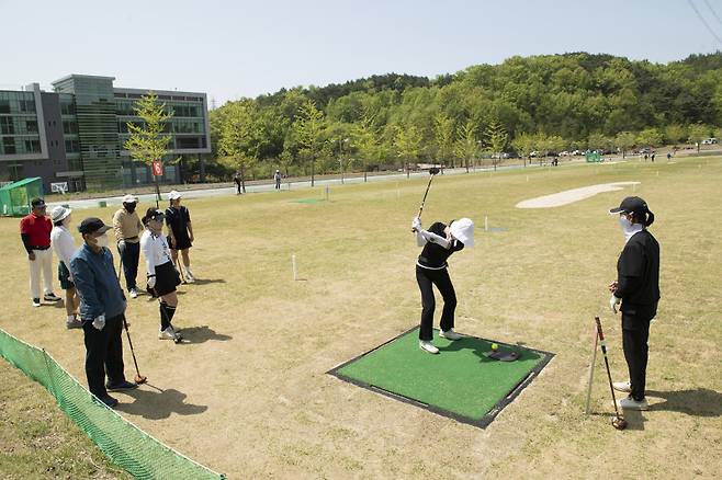 영진전문대 파크골프경영과 학생들이 교내 실외 실습장에서 수업을 받고 있는 모습. 영진전문대 제공