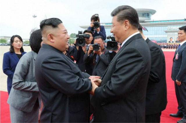 2019년 6월 평양을 국빈방문한 시진핑 중국 국가주석을 환송하는 김정은 북한 국무위원장. 노동신문, 뉴시스