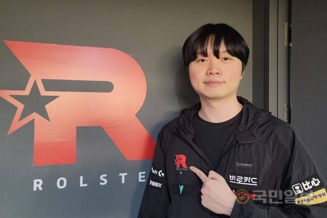 ‘비디디’ 곽보성이 지난 29일 서울 영등포구 KT 롤스터 연습실에서 국민일보와 만나 최근 팀과 재계약을 체결한 이유를 밝혔다. 인터뷰 후 카메라 앞에 서서 KT 엠블럼을 가리키고 있는 곽보성.