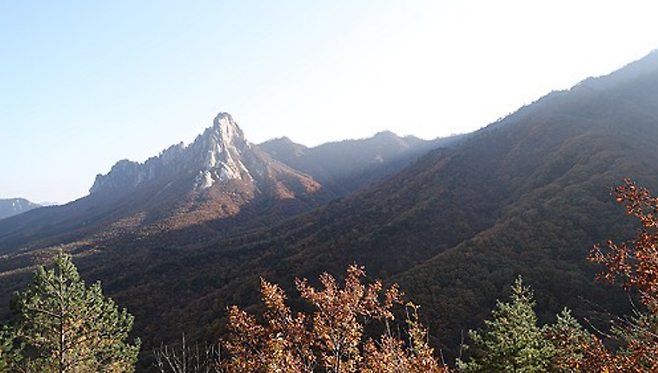 30일 오후 강원 설악산국립공원 일원에 단풍이 곱게 물들어 있다. ／ 사진＝연합뉴스