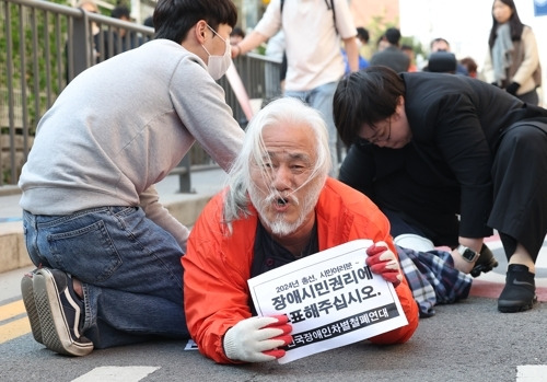 기어서 투표장 향하는 박경석 전국장애인차별철폐연대(전장연) 대표 모습. [사진 출처 = 연합뉴스]