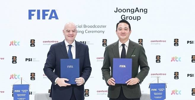 잔니 인판티노 국제축구연맹(FIFA) 회장(왼쪽)과 홍정도 중앙그룹 부회장. 사진 ㅣ중앙그룹