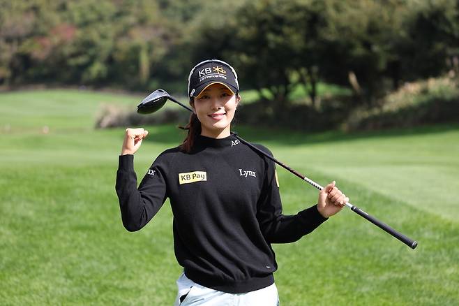 KLPGA 최다 출장 기록을 앞둔 안송이가 주먹을 불끈 쥐면서 포즈를 취하고 있다.  KLPGA