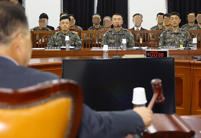 30일 국회에서 열린 정보위원회 국정감사에 출석한 문상호 정보사령관(왼쪽부터)과 원천희 국방정보본부장, 박종선 777사령관이 나란히 앉아 있다.[사진제공=연합뉴스]