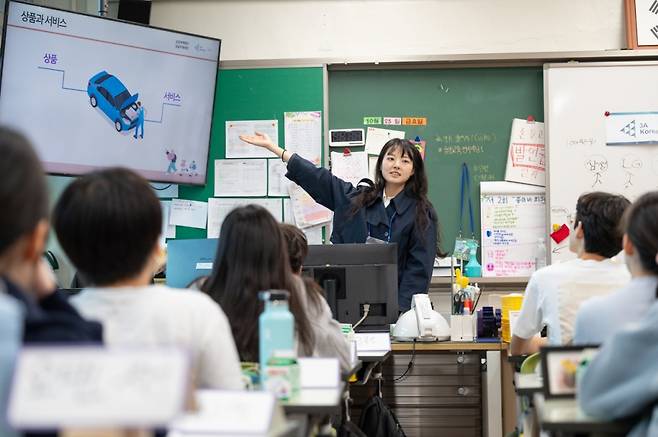 표수민 삼일PwC 신입 회계사가 어린이 경제교육에 참여해 아이들에게 경제 개념을 설명하고 있다./사진제공=삼일PwC