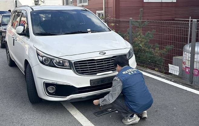 지방세 체납 차량에 대해 번호판 영치를 하고 있다./사진제공=파주시