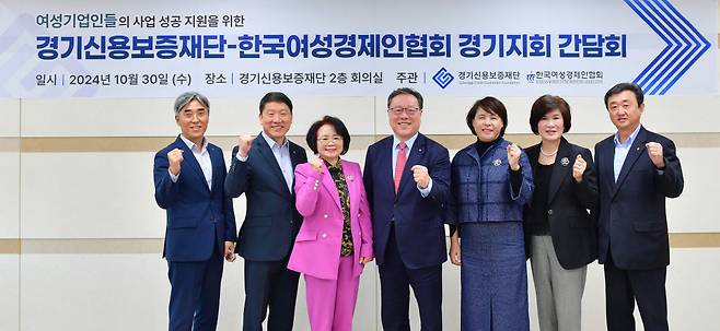 시석중 경기신보 이사장(가운데)이 한국여성경제인협회 경기지회와 간담회를 가진 후  송영미 지회장(왼쪽 세번째)등 관계자들과 단체사진을 찍고 있다./사진제공=경기신보