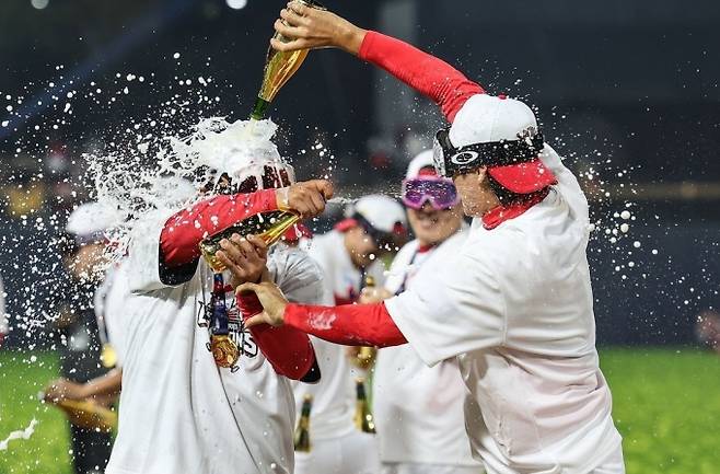 프로야구 한국시리즈 정상에 오른 기아 선수들이 골든블랑 샴페인을 터트리며 기쁨을 만끽하고 있다. /사진= 인터리커