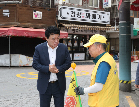 박준희(왼쪽) 관악구청장이 ‘안전지킴이’ 어르신과 인사를 나누고 있다. 관악구청 제공