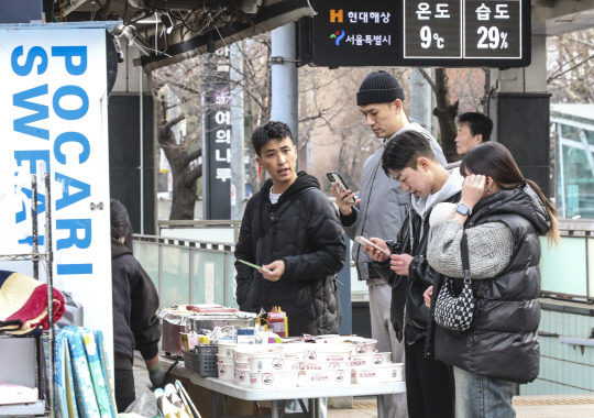 서울 지역에 미세먼지 보통 수준을 보인 9일 오후 서울 여의도 한강공원에서 외국인들이 음식을 고르고 있다. 뉴시스