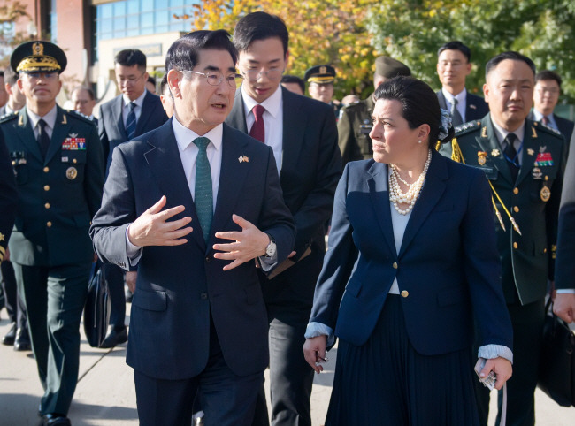 제56차 한미안보협의회(SCM) 참석차 미국 워싱턴 DC를 방문 중인 김용현(앞줄 왼쪽) 국방부 장관이 29일 미 해군 해양시스템사령부(NAVSEA)에서 안 볼판테 게브하르트(〃 오른쪽) 미 해군성 차관보와 함께 걸으면서 이야기를 나누고 있다.  국방부 제공