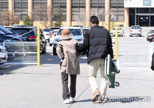 강원 강릉에서 발생한 차량 급발진 의심 사고로 손자를 잃고, 교통사고처리 특례법상 치사 혐의로 입건된 이도현 군 할머니가 2023년 3월 20일 첫 경찰조사를 마치고 아들의 부축을 받으며 경찰서를 떠나고 있는 모습. 연합뉴스