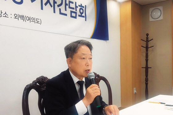 김명진 경영혁신중소기업협회장이 29일 서울 여의도에서 열린 기자간담회에서 인사말을 하고 있다. 유재훈 기자