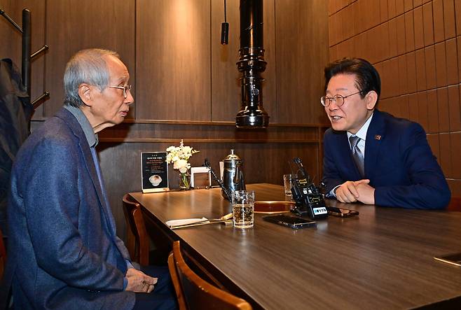 이재명 더불어민주당 대표가 30일 여의도 한 식당에서 윤여준 전 환경부 장관과 오찬 회동을 하고 있다. [연합]