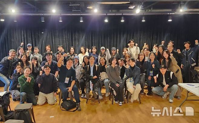 [서울=뉴시스] '24시간 연극제' 참가자들. (사진=삼일로창고극장 제공) photo@newsis.com *재판매 및 DB 금지