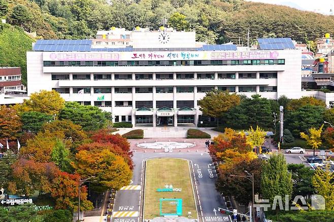 [군포=뉴시스] 단풍이 아름답게 물든 군포시청 전경. (사진=군포시 제공).  *재판매 및 DB 금지.