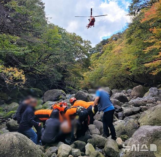 [제주=뉴시스] 29일 오후 제주 한라산 어리목 계곡에서 추락 사고가 발생해 소방당국이 헬기 이송을 하고 있다. (사진=제주소방안전본부 제공) 2024.10.30. photo@newsis.com