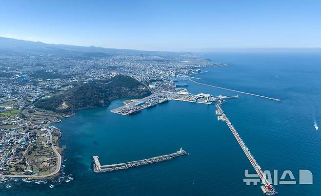 [제주=뉴시스] 임재영 기자 = 제주지역 해양 물류, 크루즈산업의 중심인 제주항 전경. 서쪽으로 제주신항 개발사업이 추진된다. 2024.03.10. ijy788@newsis.com