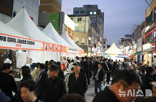 [원주=뉴시스] 이덕화 기자 = 25일 '2024 원주만두축제'가 강원 원주시 중앙동 전통시장과 문화의거리, 지하상가 일대에서 '원주만두로路 맛지순례'를 주제로 열린 가운데 축제장을 찾은 방문객들로 인산인해를 이루고 있다. 2024.10.25. wonder8768@newsis.com