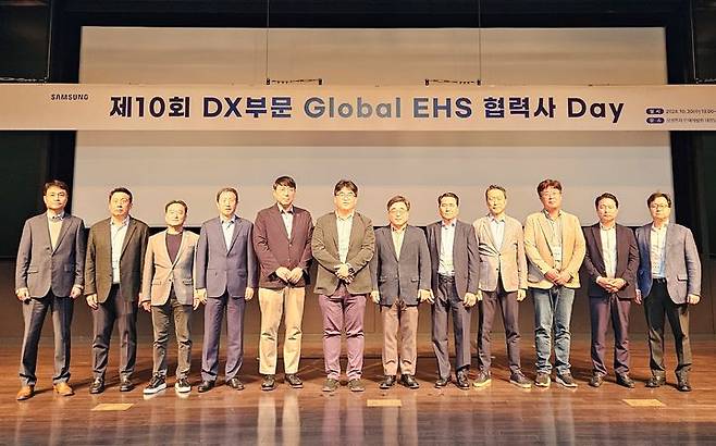 [수원=뉴시스] 제10회 삼성전자 DX부문 Global EHS 협력사 Day' 우수사례 발표가 끝난 뒤, 삼성전자 관계 임원들과 협력회사 대표이사들이 기념촬영을 하고 있다. (사진=삼성전자 제공) 2024.10.30. photo@newsis.com *재판매 및 DB 금지