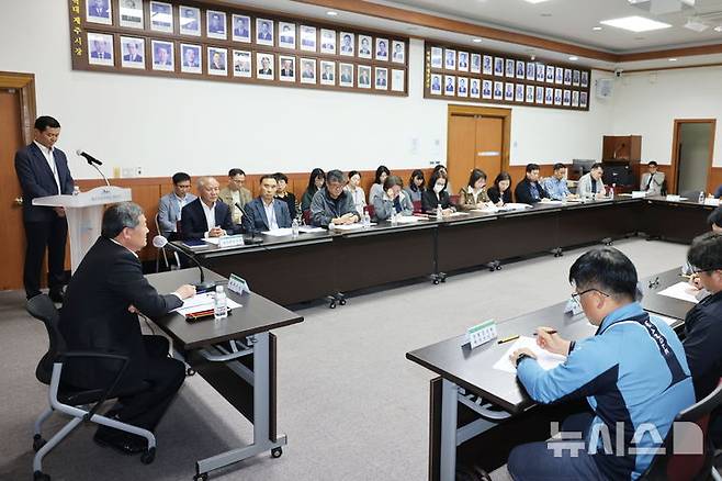 [제주=뉴시스] 김완근 제주시장이 30일 제주시청 본관 회의실에서 읍·면·동 및 농·감협 업무관계자들과 농산물우수관리(GAP)인증 확산을 위한 토론을 하고 있다. (사진=제주시청 제공) 2024.10.30. photo@newsis.com *재판매 및 DB 금지