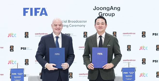 왼쪽부터 잔니 인판티노 FIFA 회장, 홍정도 중앙그룹 부회장. 중앙그룹 제공