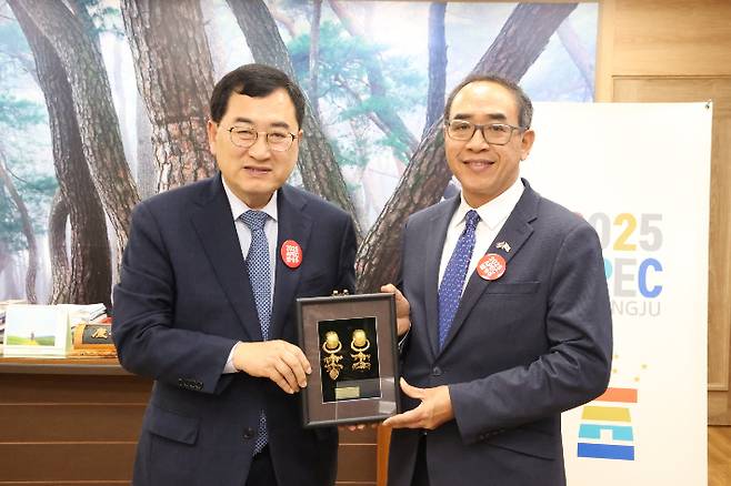 주낙영(왼쪽) 경주시장이 타니 쌩랏 주한태국대사를 접견한 후 기념촬영을 하고 있다. 경주시 제공