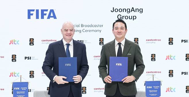 잔니 인판티노(왼쪽) FIFA 회장과 홍정도 중앙그룹 부회장. 중앙그룹 제공