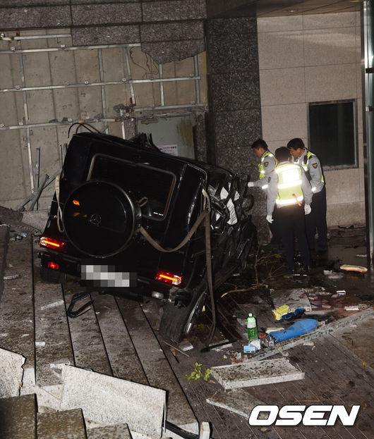 [OSEN=박재만 기자] 배우 故 김주혁이 교통사고로 사망한 것으로 알려진 30일 오후 서울 강남구 삼성동 한 아파트에 그가 운전한 것으로 보이는 차량이 파손된 체 현장에서 수습되고 있다.김주혁은 이날 오후 4시30분께 서울 삼성동 한 아파트 정문에서 차량이 전복되는 사고로 병원으로 이송됐으나 사망했다. 갑작스런 사망으로 지난해 10월 공개 연애를 시작한 이유영에 관심이 쏠리며 안타까움을 더하고 있다.  /pjmpp@osen.co.kr