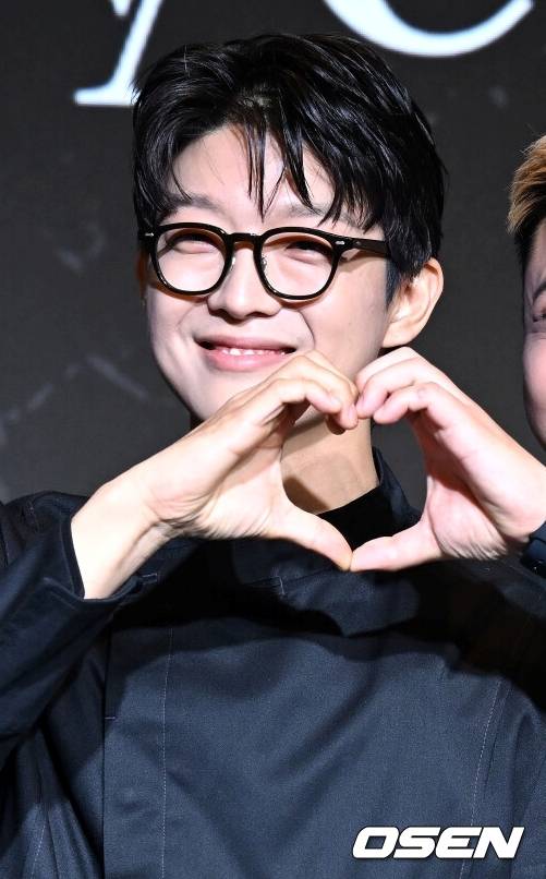 [OSEN=이대선 기자] 7일 오전 서울 호텔 나루 서울 엠갤러리에서 넷플릭스 '흑백요리사: 요리 계급 전쟁' TOP8 기자와의 ‘맛’남 행사가 열렸다.'흑백요리사'는 한국을 비롯해&nbsp;전 세계&nbsp;28개국 TOP 10에 오르며 지난달 17일 공개 이후 2주 연속 넷플릭스 글로벌 TOP 10 TV(비영어) 부문 1위를 기록했다.트리플 스타, 요리하는 돌아이가 포토타임을 가지고 있다. 2024.10.07 /sunday@osen.co.kr