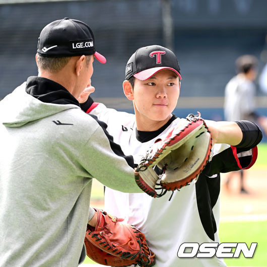 [OSEN=잠실, 최규한 기자] 19일 서울 잠실야구장에서 ‘2024 신한 SOL뱅크 KBO 포스트시즌’ 플레이오프 4차전 LG 트윈스와 삼성 라이온즈의 경기가 열린다.LG는 디트릭 엔스, 삼성은 데니 레예스를 4차전 선발 투수로 내세웠다.LG 이주헌이 박경완 코치와 훈련을 펼치고 있다. 2024.10.19 / dreamer@osen.co.kr