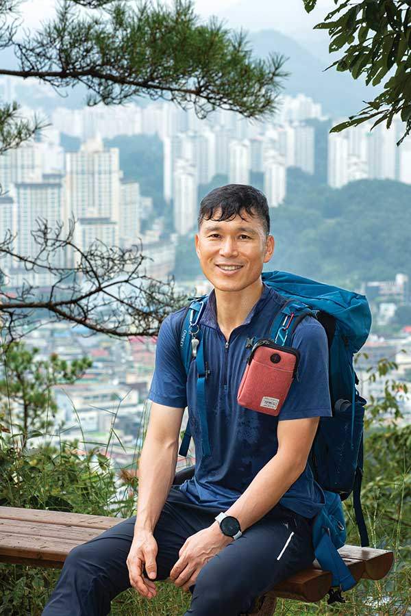 대전시내를 배경으로 인터뷰 중인 조씨가 미소를 짓고 있다.