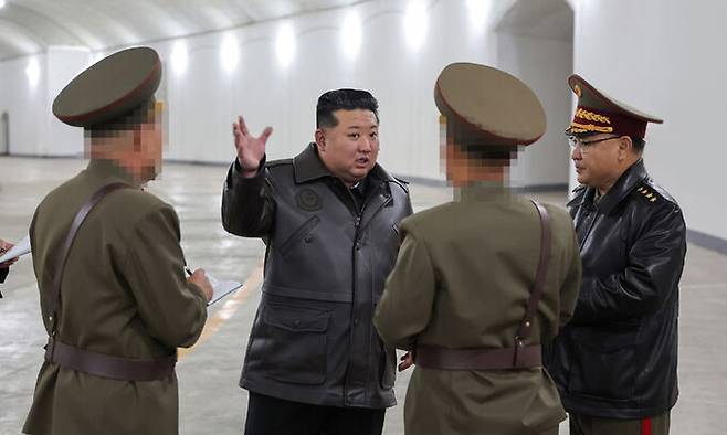 김정은 북한 국무위원장이 전략미사일기지를 시찰하고 발사 관련 시설 요소별 기능과 능력, 전략 미사일 전투직일 근무(당직 근무) 상태 등 나라의 안전과 직결된 전략적 억제력의 가동 준비 태세를 점검했다고 조선중앙통신이 23일 보도했다. 평양 조선중앙통신=연합뉴스