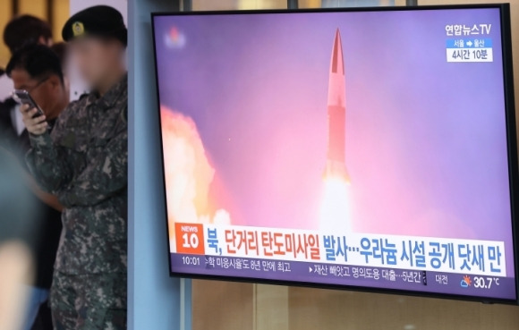 지난 9월 18일 서울역 대합실 TV에서 북한이 발사한 단거리탄도미사일(SRBM) 관련 보도가 나오고 있다. 연합뉴스