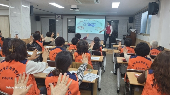 (사)소비자교육중앙회 순천시지회가 회원 50여명을 상대로 심폐소생술 이론 교육과 실습시간을 가졌다.