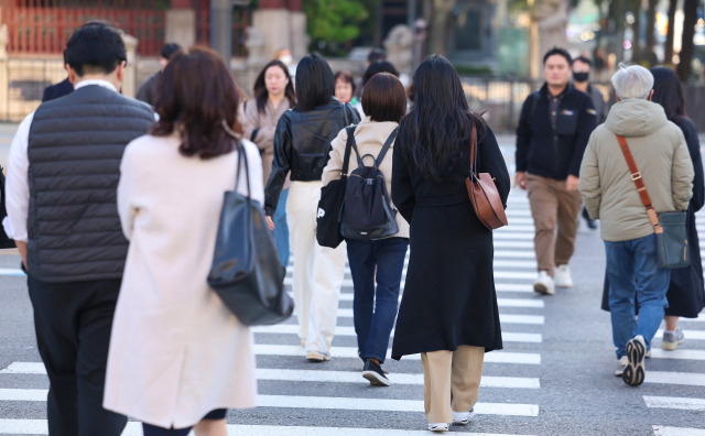 급격히 쌀쌀해진 날씨 (서울=연합뉴스) 서대연 기자 = 서울 아침 최저기온이 7도까지 떨어지며 추운 날씨를 보인 24일 오전 서울 종로구 광화문네거리에서 외투를 입은 시민들이 길을 건너고 있다. 연합뉴스