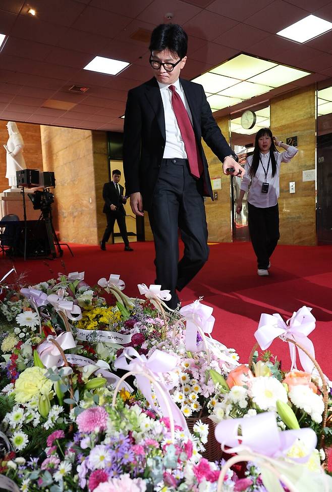 국민의힘 한동훈 대표가 10월30일 오전 자신에게 배달된 꽃바구니를 보며 서울 여의도 국회로 출근하고 있다. ⓒ연합뉴스