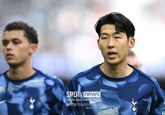 ▲&nbsp;토트넘은 오는 31일(이하 한국시간) 맨체스터 시티와 영국풋볼리그(EFL) 카라바오컵 4라운드를 펼친다. 이후 11월 3일 아스톤 빌라와 프리미어리그 10라운드 홈 경기를 펼친다.&nbsp;경기를 앞두고 열린 기자회견에서 엔지 포스테코글루 감독은 손흥민의 몸 상태를 언급했다. 그는 "손흥민은 거의 회복됐지만 우리는 주말 복귀를 목표로 할 것이다. 그가 주말에는 정상적으로 뛸 수 있을 것이다"라고 밝혔다.