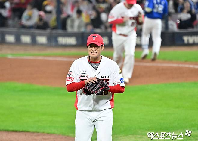 28일 오후 광주기아챔피언스필드에서 열린 '2024 신한 SOL Bank KBO 한국시리즈' 삼성 라이온즈와 KIA 타이거즈의 5차전 경기, 5회초 수비를 마친 KIA 김도현이 박수를 치고 있다. 엑스포츠뉴스 DB