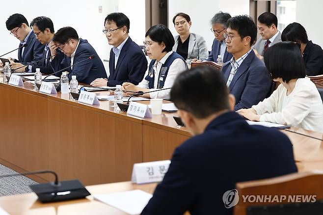 발언하는 이영면 위원장 (서울=연합뉴스) 윤동진 기자 = 이영면 인구구조 변화 대응 계속고용위원회 위원장이 27일 오후 서울 종로구 경제사회노동위원회(경사노위)에서 열린 인구구조 변화 대응 계속고용위원회 1차 전체회의에서 발언하고 있다. 2024.6.27 mon@yna.co.kr