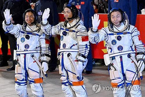 중국 유인우주선 '선저우 19호' 탑승한 우주비행사들 [AFP=연합뉴스]