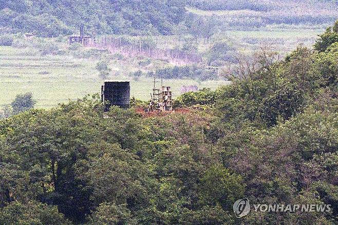 작업하는 북한군 (파주=연합뉴스) 임병식 기자 = 24일 오전 경기도 파주시 오두산 통일전망대에서 바라본 북한 황해북도 개풍군에서 북한군이 대남방송 확성기로 추정되는 구조물 근처에서 작업하고 있다. 2024.7.24 andphotodo@yna.co.kr